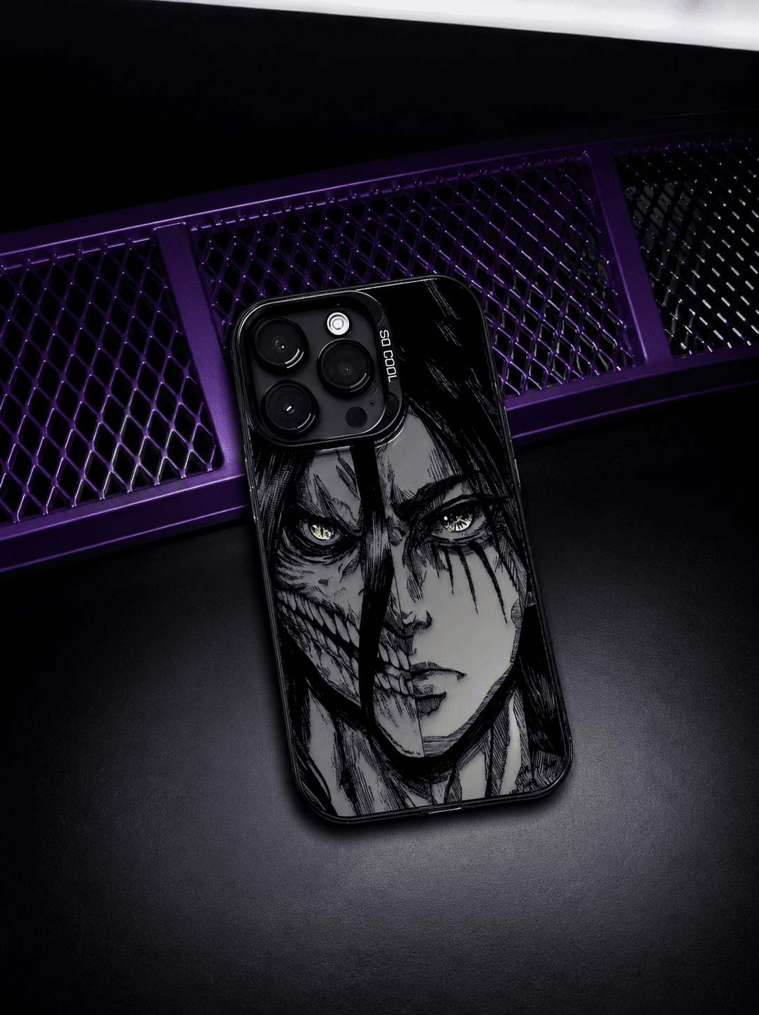 CAPINHA DE IPHONE EREN VS TITAN METALIZADO